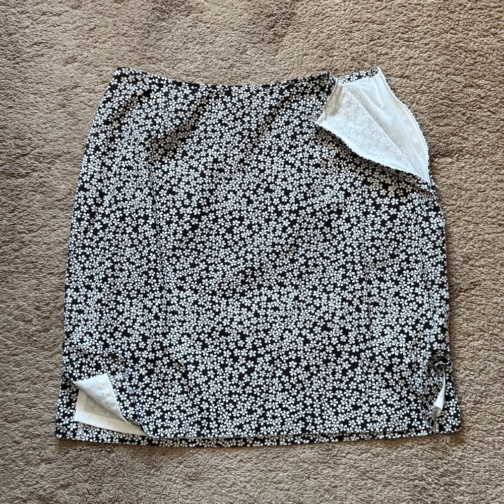 Casual Corner Black and White Floral A-line Skirt. Size 12 - Picture 8 of 10